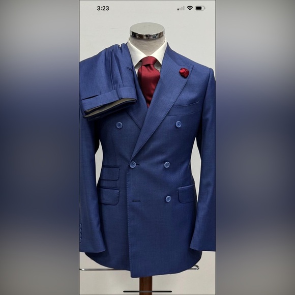 Blue double breasted super 150 cerruti wool suit-made in Italy
Peak lapel - Picture 3 of 3